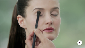Dr. Hauschka Tutorial: Schwungvoller Eyeliner Dr. Hauschka Tutorial: Schwungvoller Eyeliner